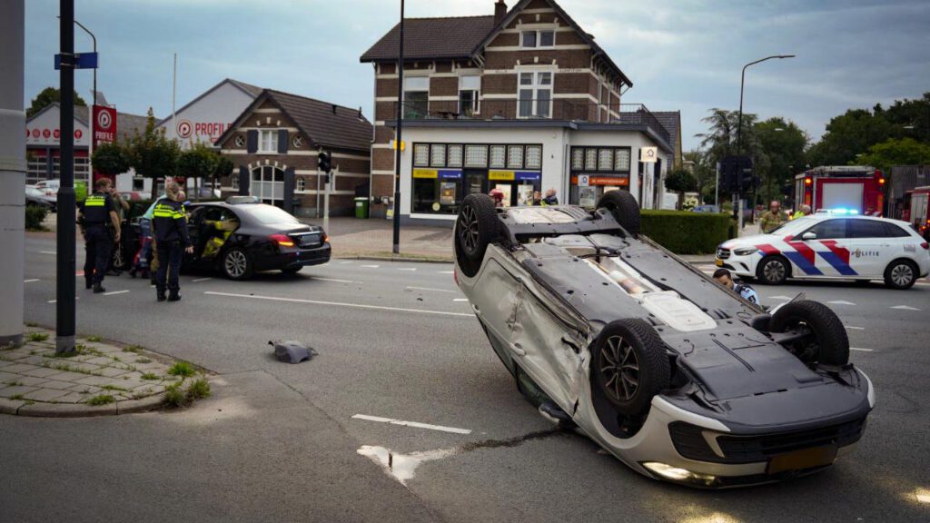 Auto belandt op de kop na botsing met taxi op kruising Zwolseweg