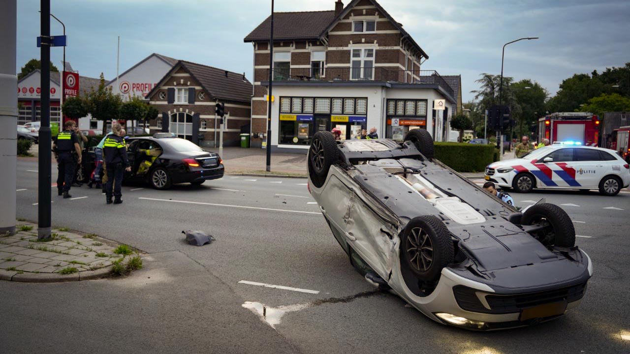 Auto belandt op de kop na botsing met taxi op kruising Zwolseweg