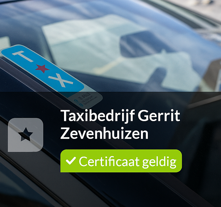 Close-up van het TX-Keurmerk op de voorruit van een taxi van Taxibedrijf Gerrit Zevenhuizen, met reflectie van de omgeving in het raam