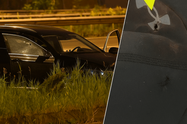 Inzittende taxi ontsnapt op haar na aan dood op A13: kogel vloog dwars door zijn pet Nachtelijke foto van een zwarte taxi met kogelgaten in het raam langs de A13, gecombineerd met een close-up van een zwarte pet met een kogelgat net onder het logo, waar een gele pijl naar wijst.