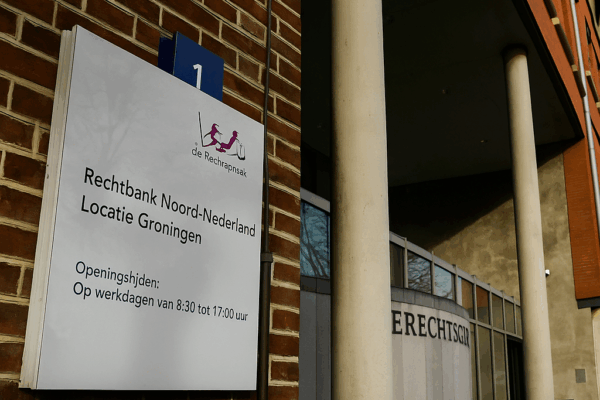 Twintiger veroordeeld na brute mishandeling in uitgaansnacht Groningen Vooraanzicht van de Rechtbank Noord-Nederland, locatie Groningen.