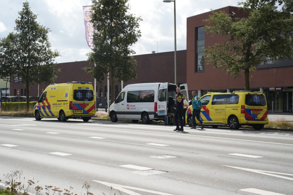 Medisch incident in taxibusje van Vervoersbedrijf Collectief op Laan van de Leeuw in Apeldoorn