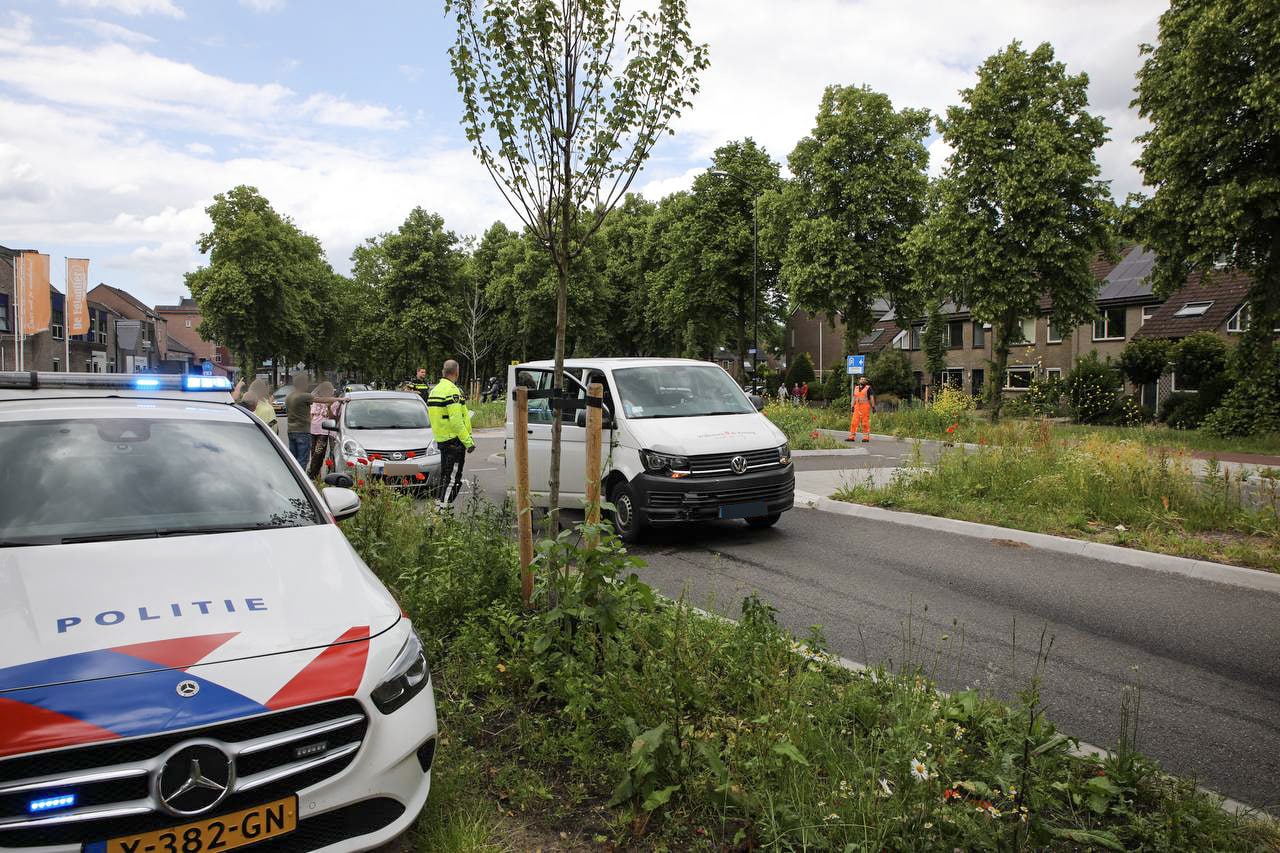 Taxibus met kinderen betrokken bij aanrijding op kruising Egelantierlaan in Apeldoorn