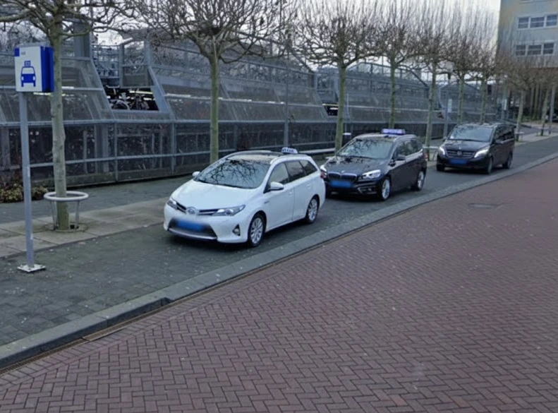 Verschillende taxi's op de taxistandplaats in Apeldoorn